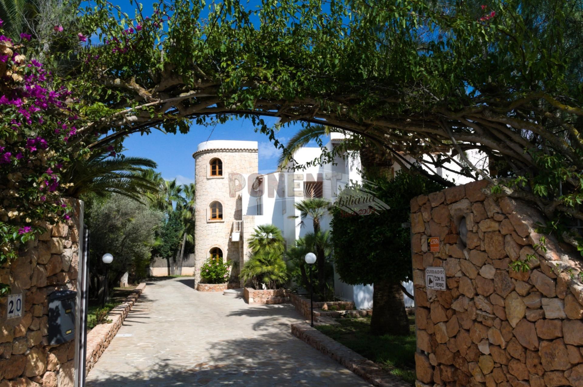 Vista exterior de Casa o xalet en venda en Sant Josep de sa Talaia amb Jardí privat, Terrassa i Traster
