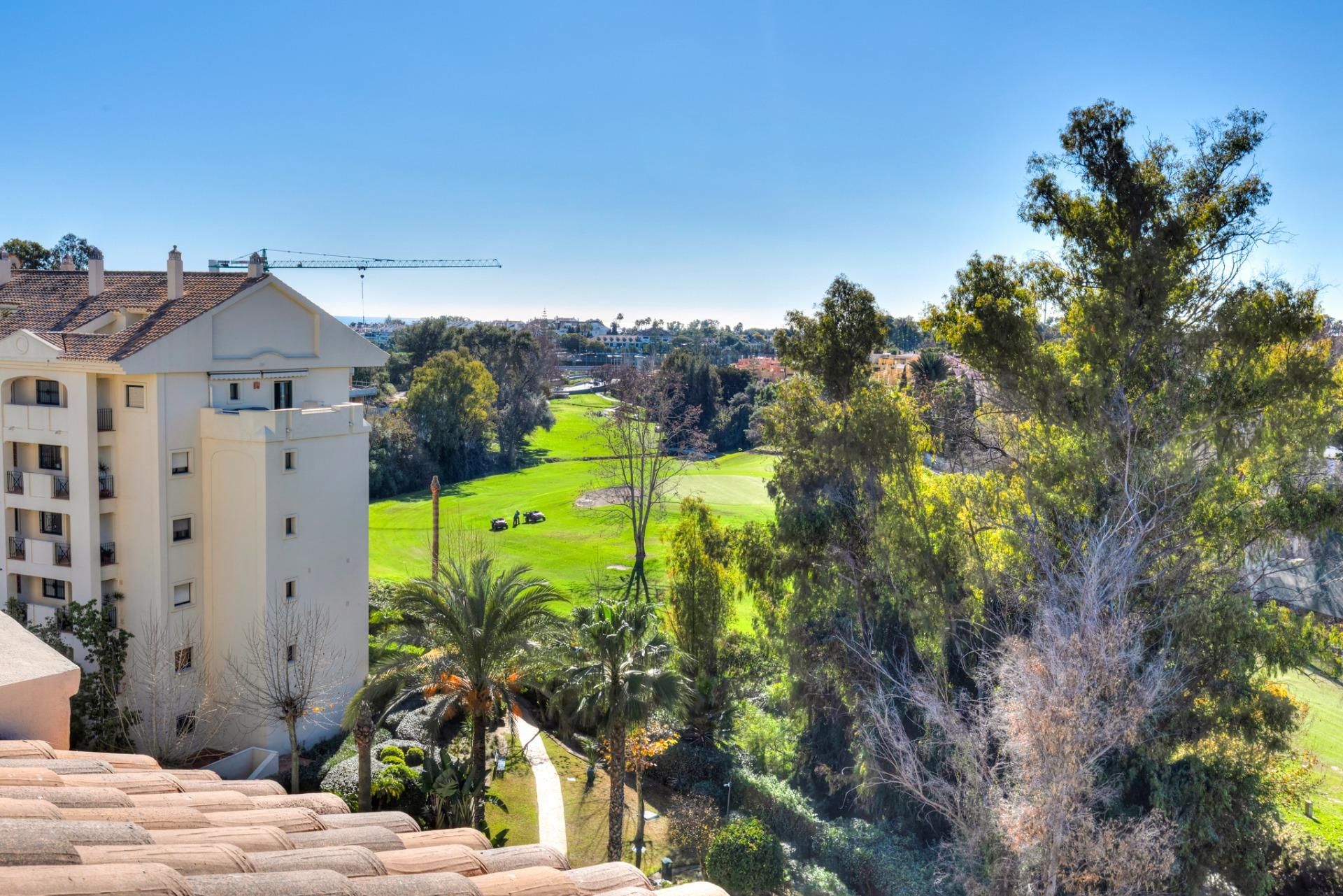 Vista exterior de Àtic en venda en Marbella amb Aire condicionat, Calefacció i Jardí privat