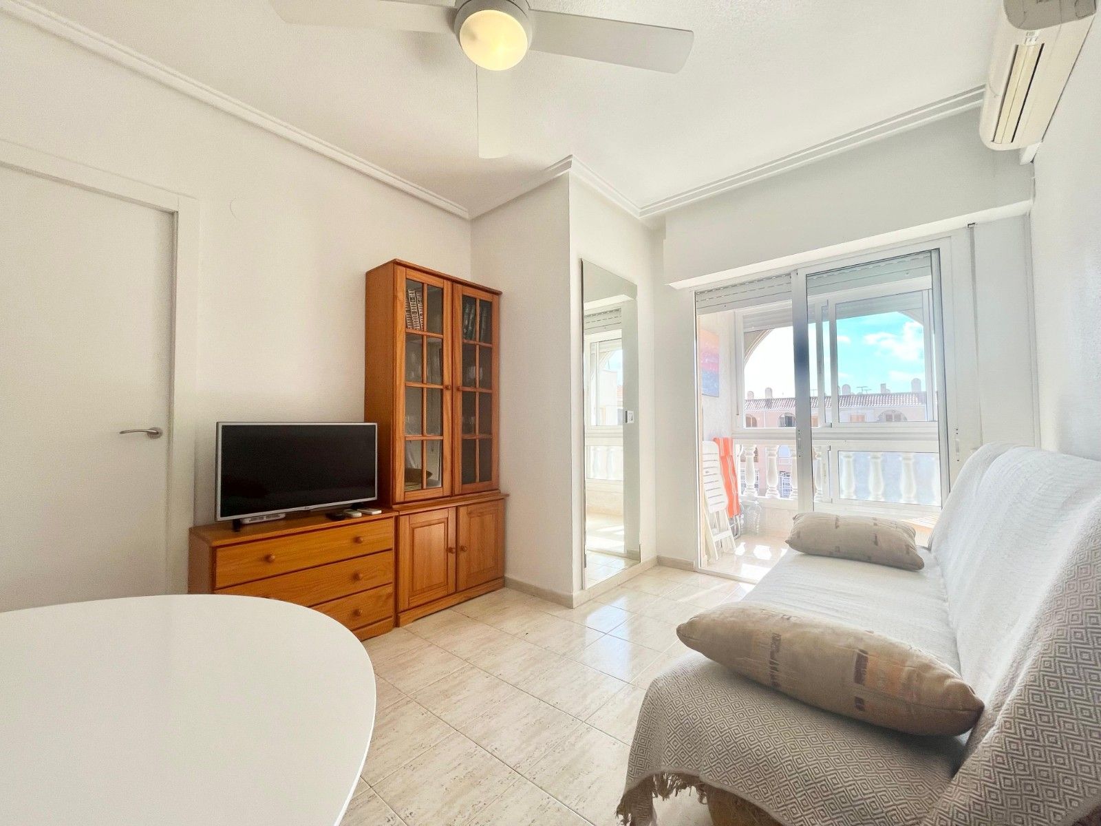 Sala de estar de Piso de alquiler en Torrevieja con Aire acondicionado, Terraza y Piscina