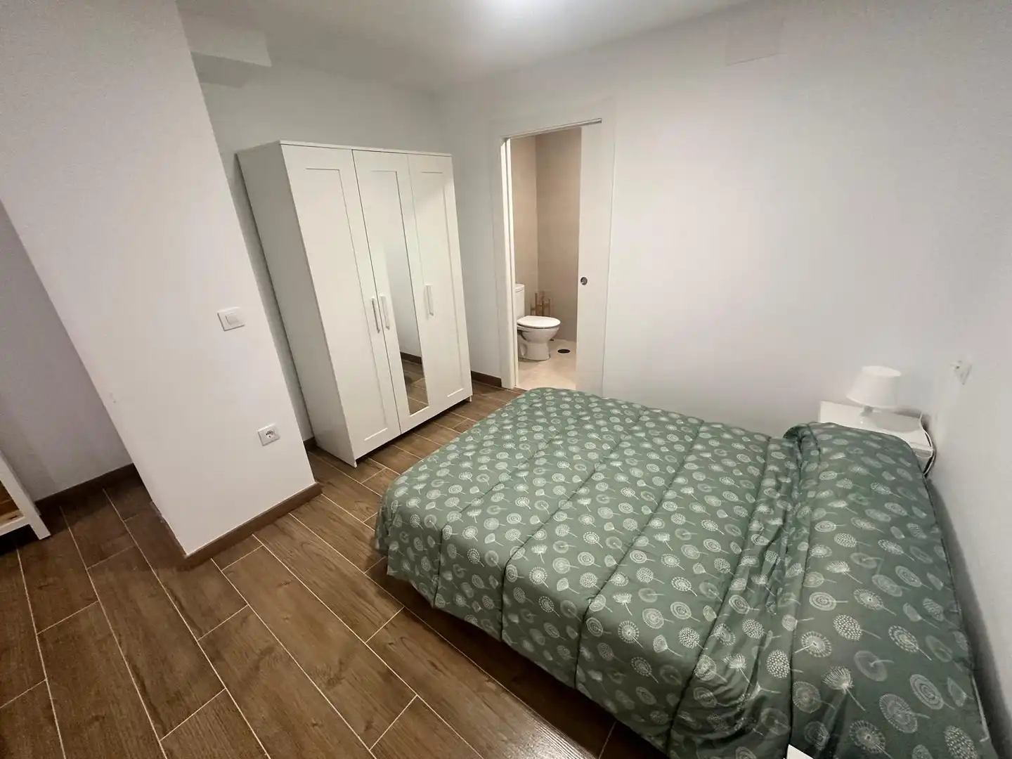 Schlafzimmer von Loft zur Miete in Jaén mit Möbliert, Waschmaschine und Mikrowelle