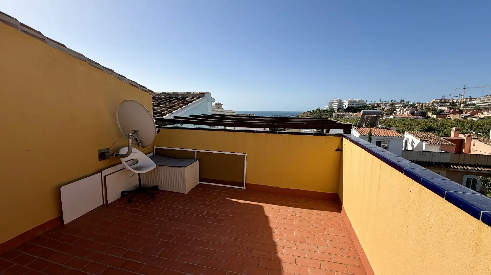 Terrasse von Einfamilien-Reihenhaus zur Miete in Fuengirola mit Klimaanlage, Privatgarten und Terrasse