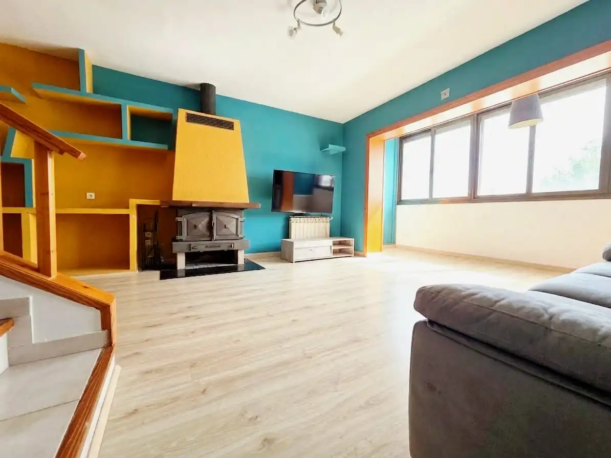 Wohnzimmer von Einfamilien-Reihenhaus zum Verkauf in Palau-solità i Plegamans mit Klimaanlage, Heizung und Privatgarten