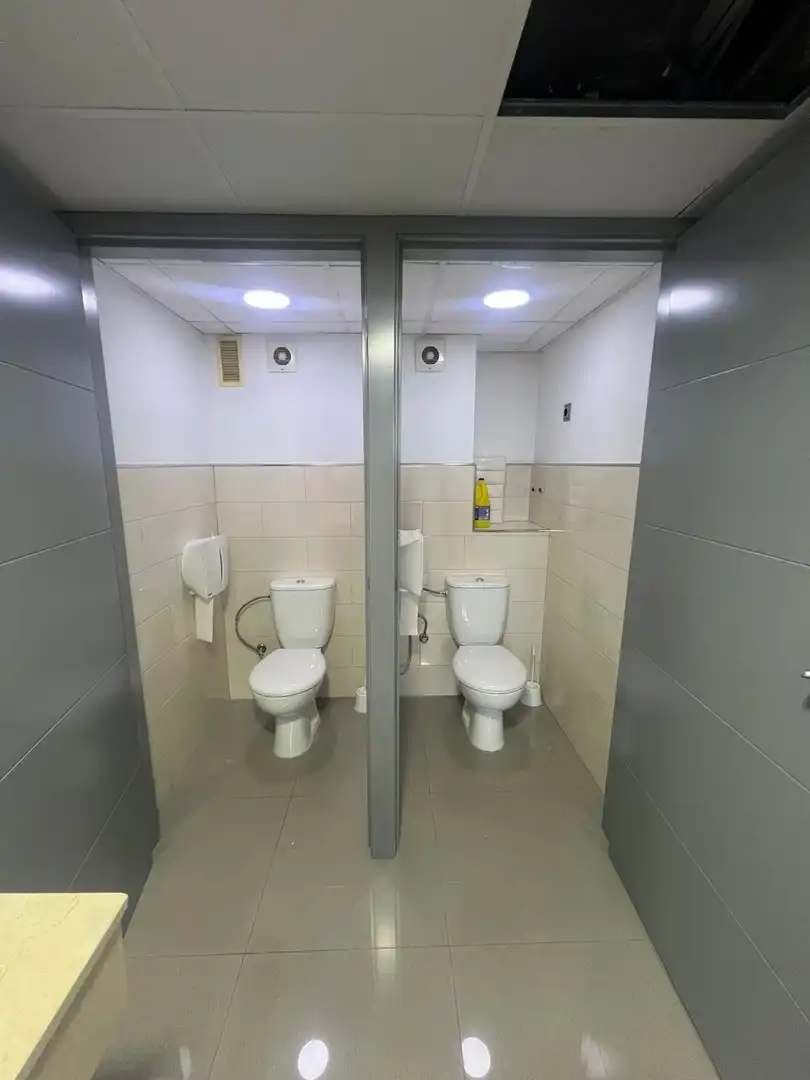Bany de Oficina de lloguer en Murcia amb Traster