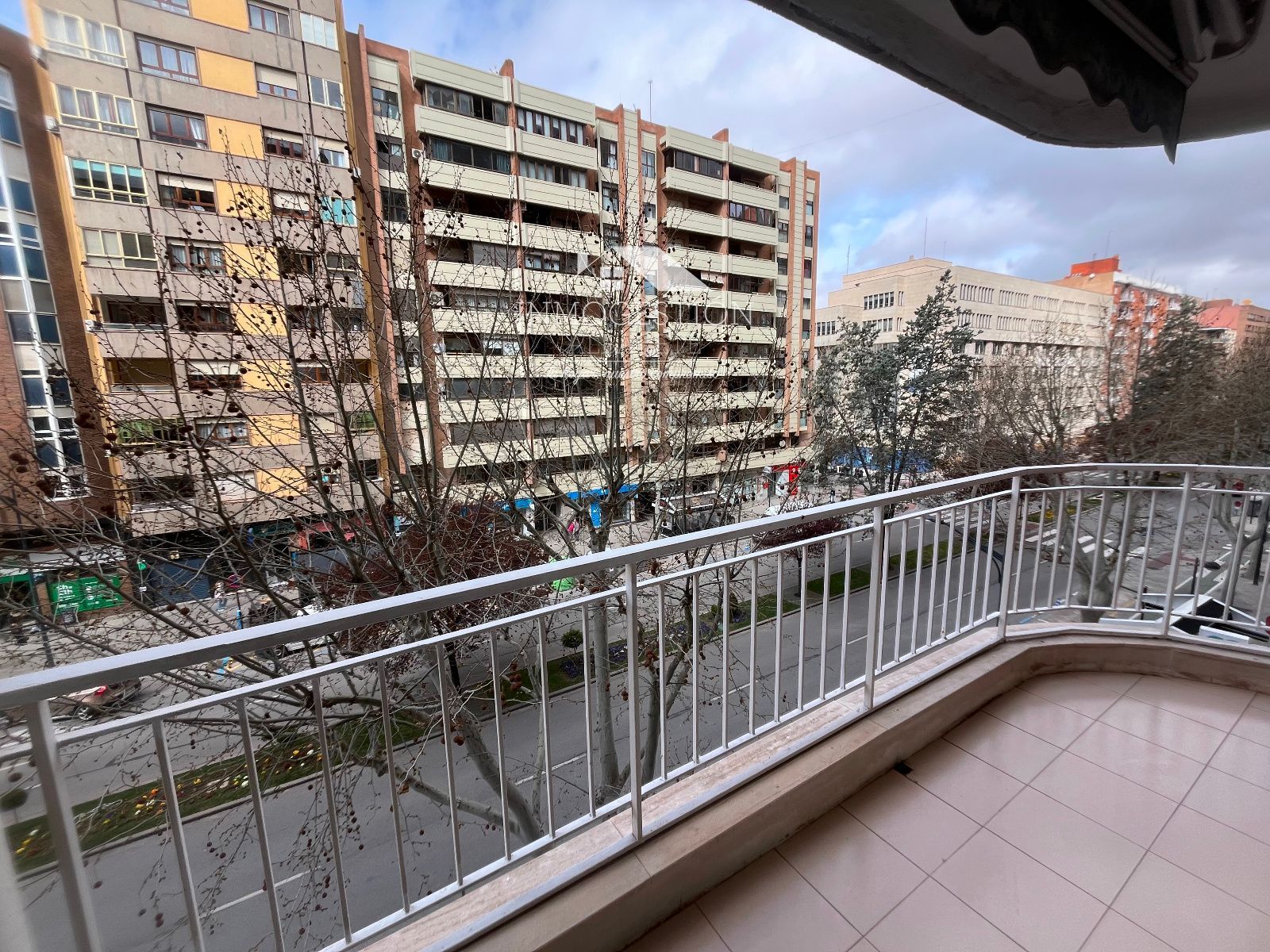 Pis en venda a España, Hospital