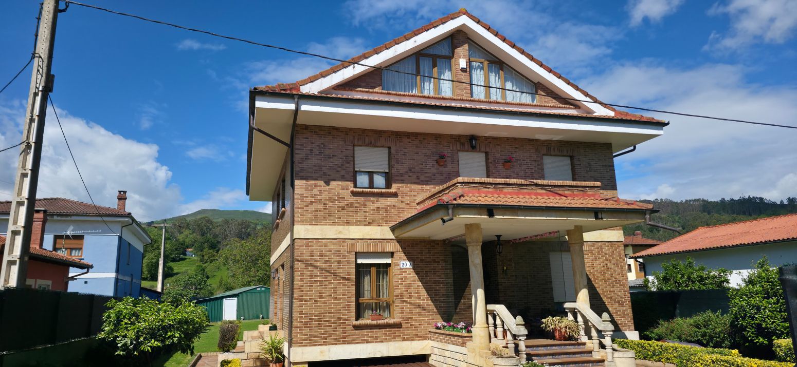 Exterior view of House or chalet for sale in Los Corrales de Buelna   with Heating, Private garden and Parquet flooring