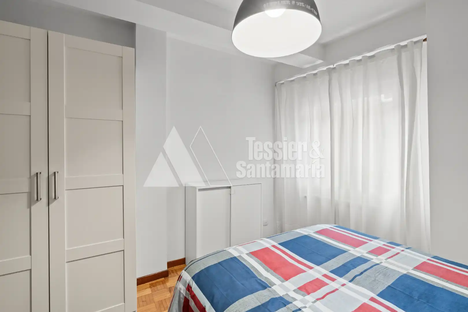 Schlafzimmer von Wohnungen zur Miete in Gijón  mit Heizung, Parkett und Möbliert