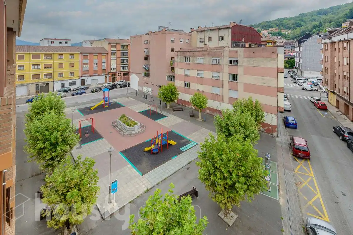 Flat for sale in Calle Mieres, Sama