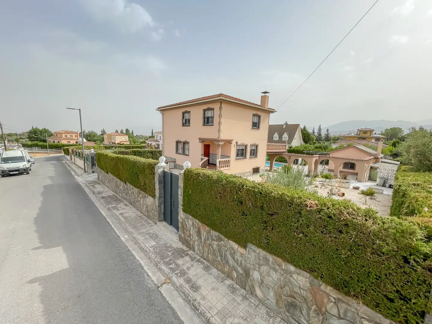 Vista exterior de Casa o xalet en venda en Villa de Otura amb Jardí privat, Terrassa i Piscina