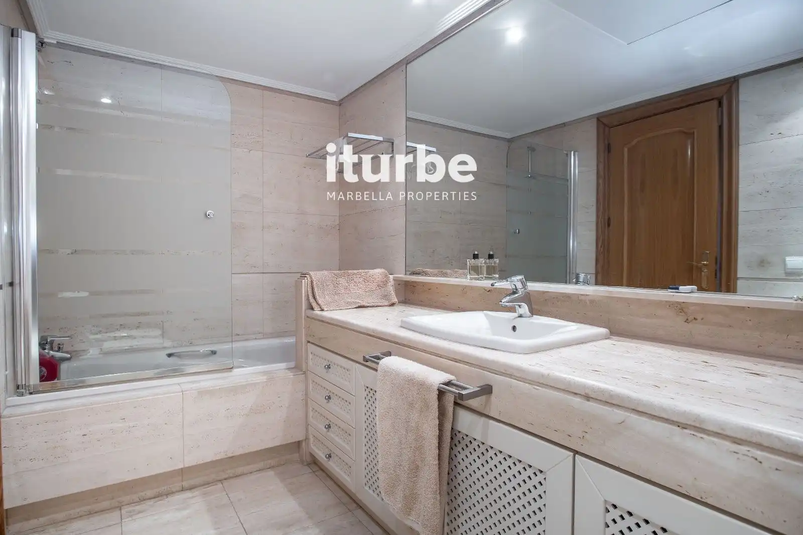 Bathroom of Flat for rent in Marbella  with Air Conditioner, Terrace and Swimming Pool