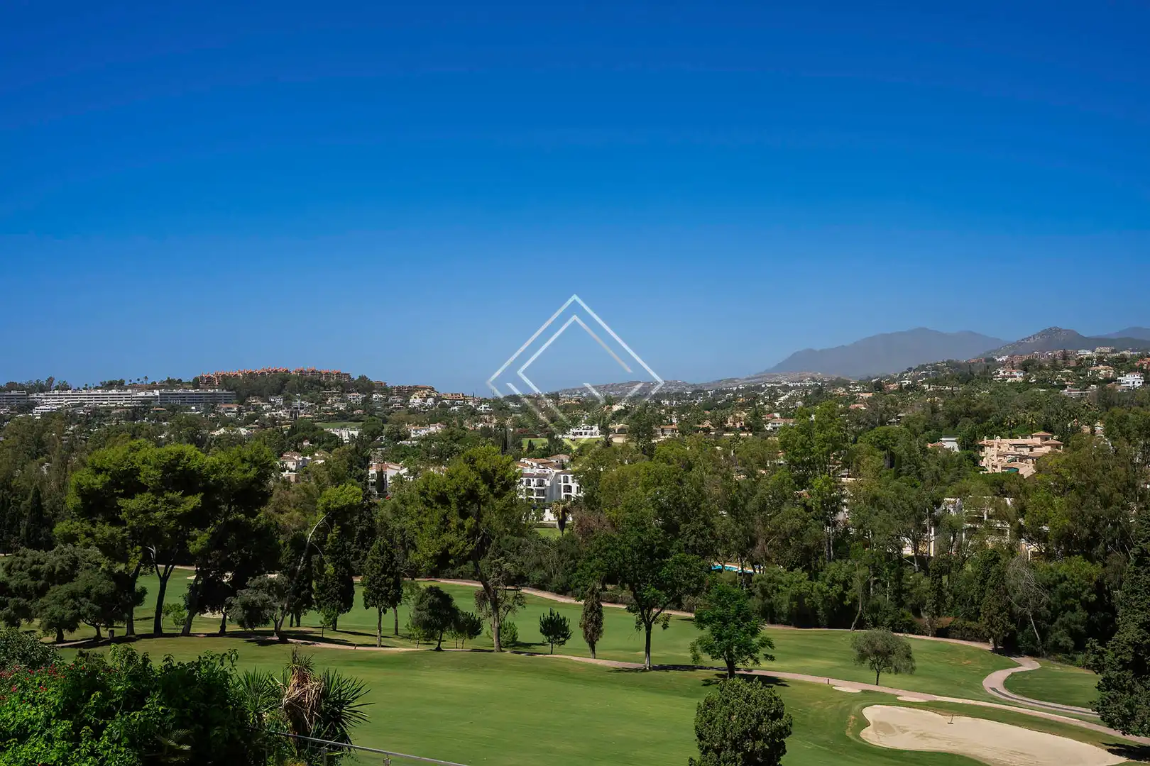 Vista exterior de Casa o xalet en venda en Marbella amb Aire condicionat, Calefacció i Jardí privat