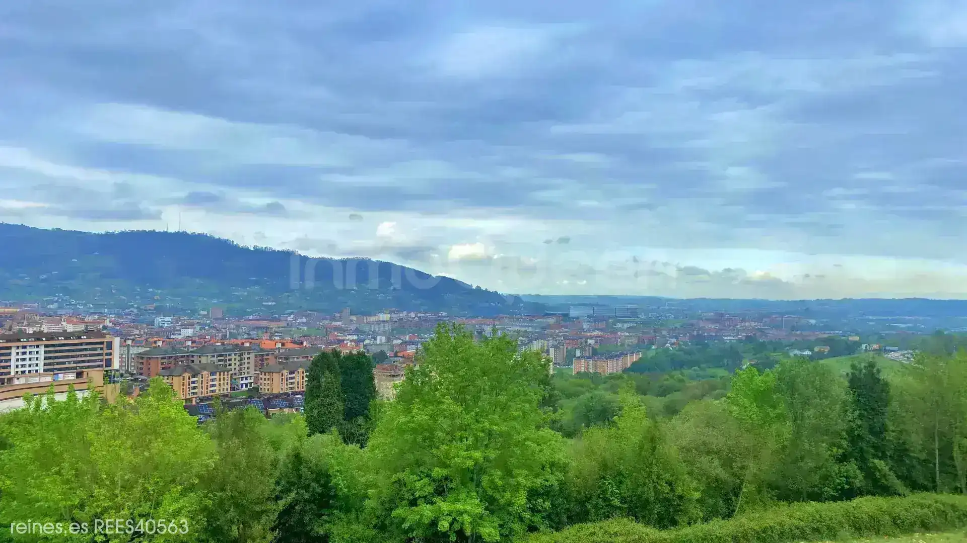 Außenansicht von Gebäude zur Miete in Oviedo 