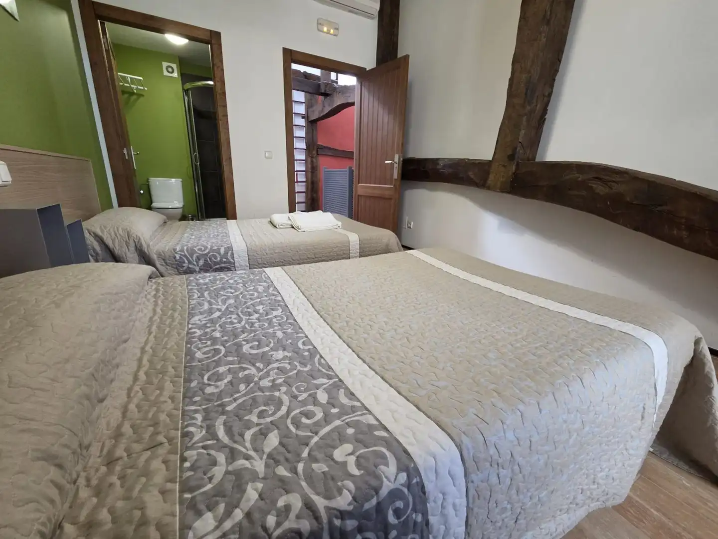 Schlafzimmer von Country house zum Verkauf in Campezo / Kampezu mit Möbliert