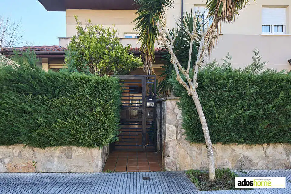 Vista exterior de Casa adosada en venta en Zarautz con Calefacción
