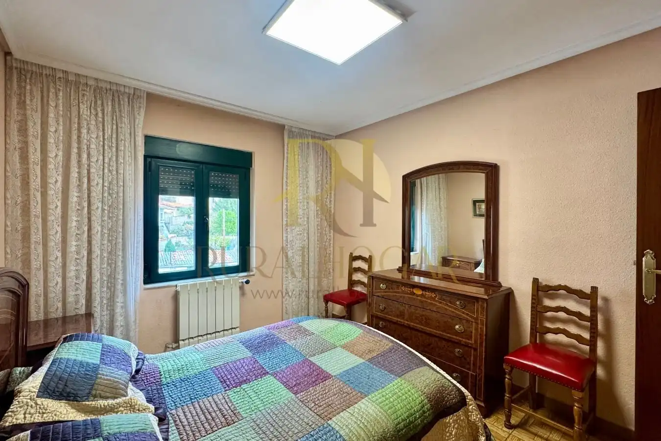 Dormitori de Casa o xalet en venda en La Pola de Gordón  amb Calefacció i Jardí privat