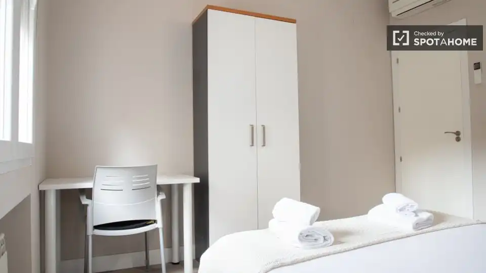 Bedroom of Flat for rent in Madrid  with Air Conditioner, Heating and Furnished