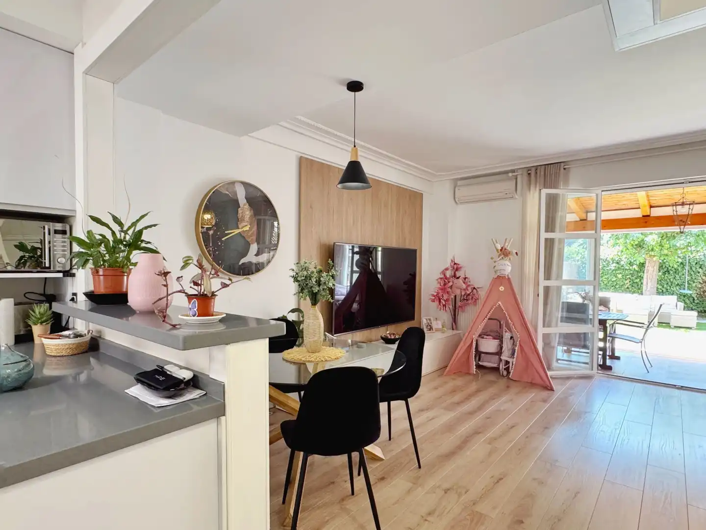 Sala de estar de Casa adosada en venta en Lardero con Aire acondicionado, Calefacción y Jardín privado