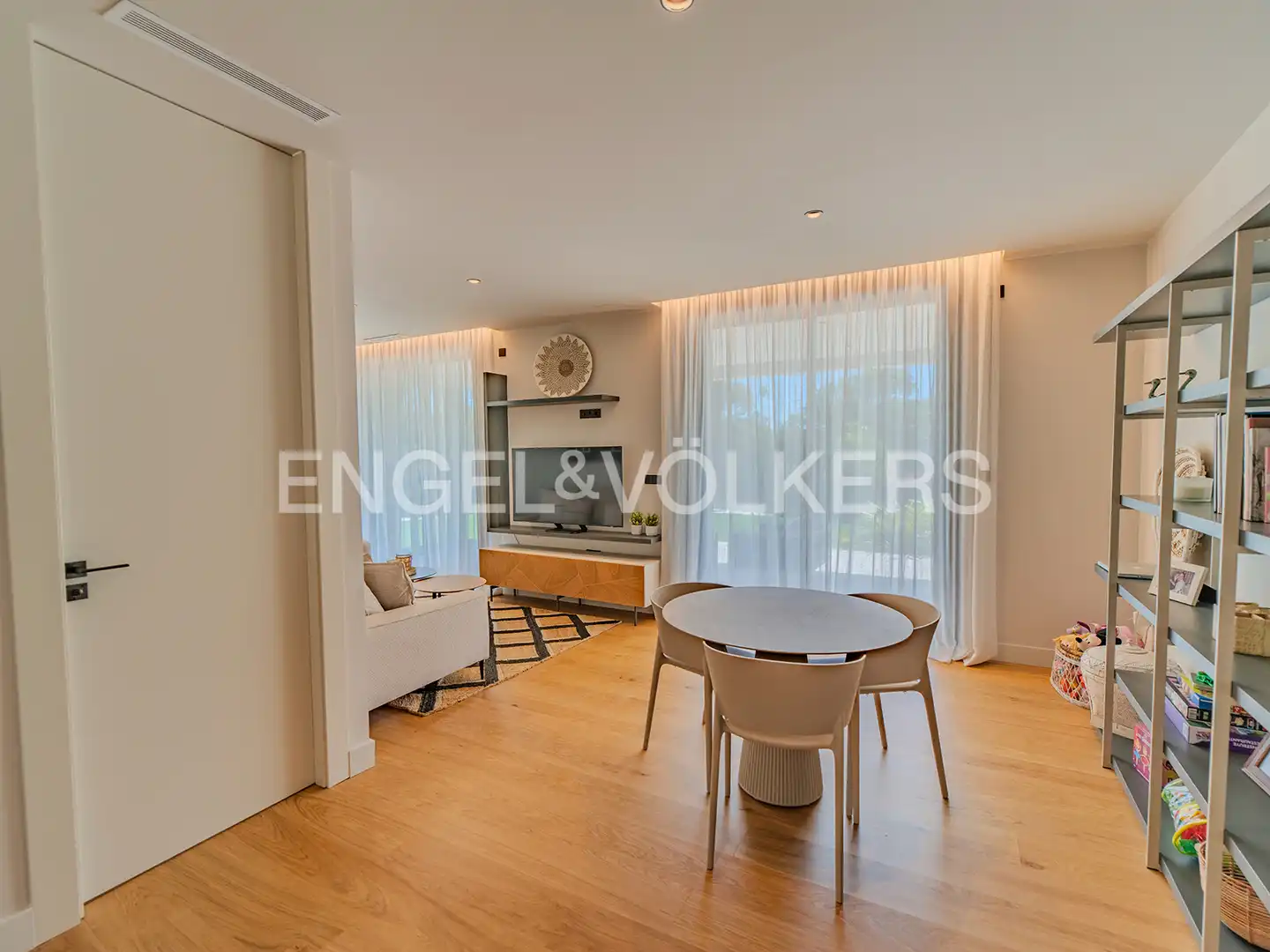 Sala d'estar de Casa o xalet en venda en Alicante / Alacant amb Aire condicionat, Calefacció i Jardí privat
