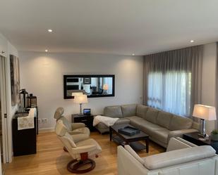Sala d'estar de Casa adosada de lloguer en La Moraleja amb Aire condicionat, Terrassa i Balcó
