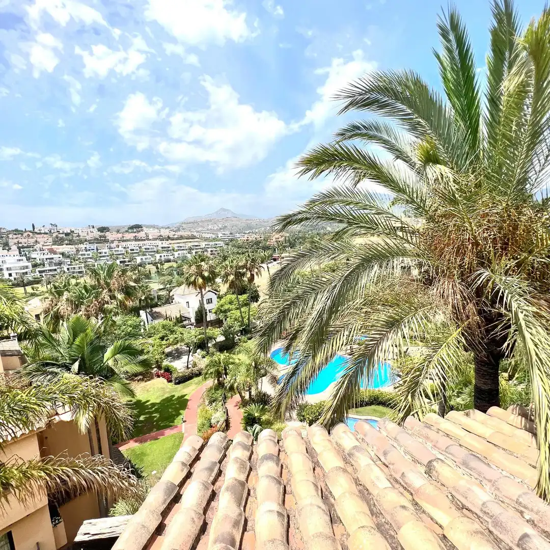 Außenansicht von Dachboden zur Miete in Estepona mit Klimaanlage, Terrasse und Schwimmbad