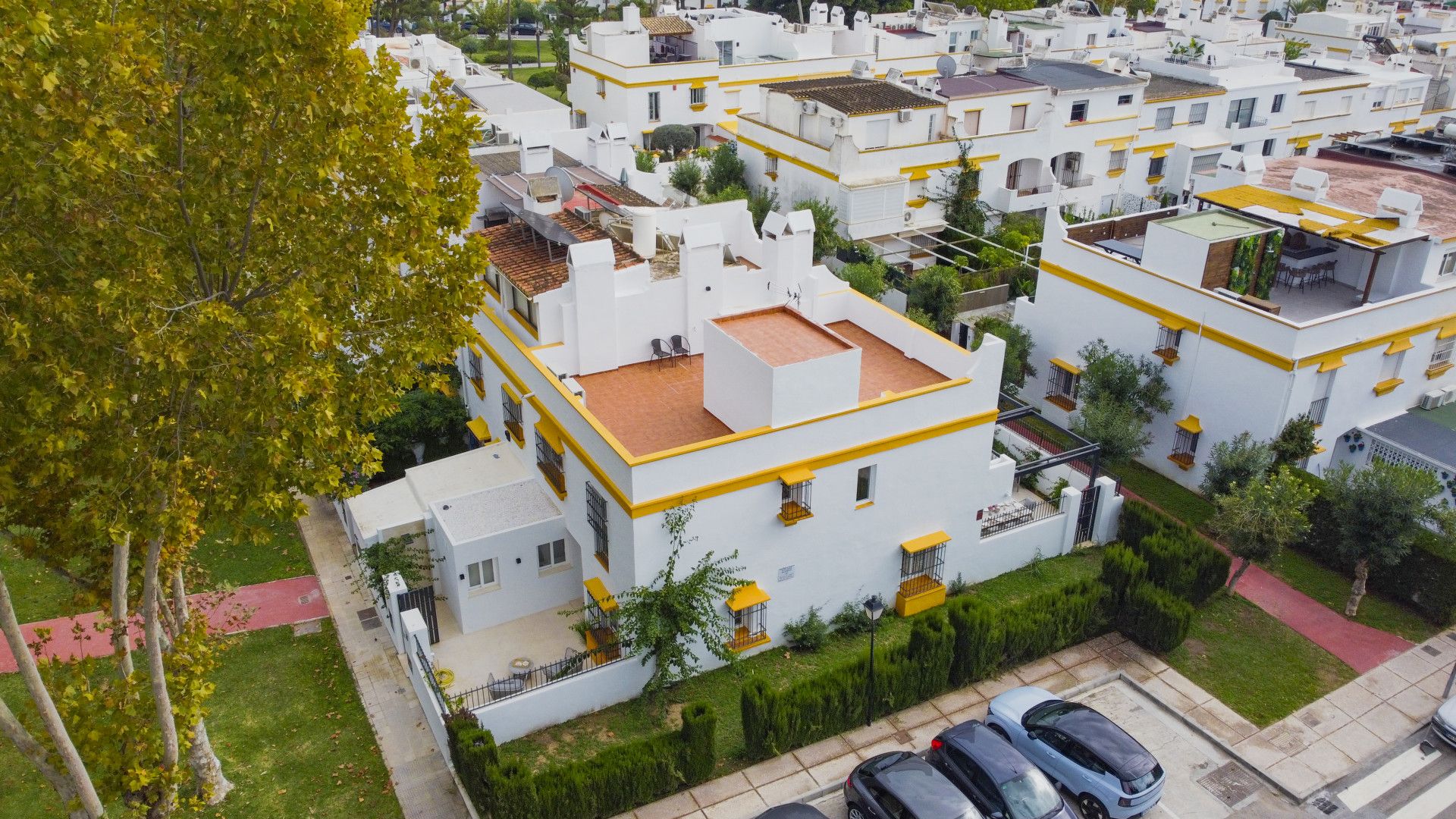 Vista exterior de Casa adosada en venda en Marbella amb Aire condicionat, Jardí privat i Terrassa