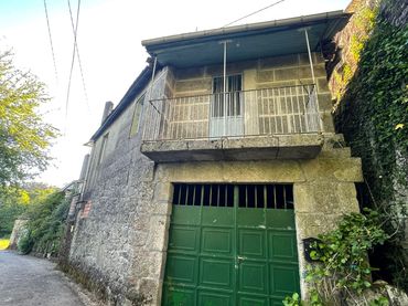 Casa rústica con balcón en venta en O Irixo