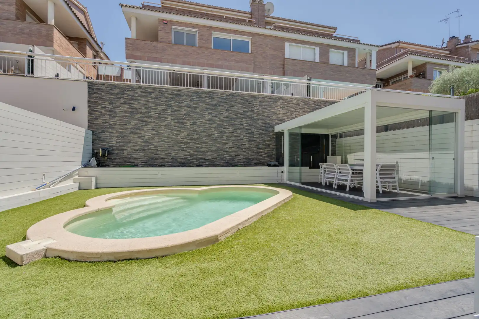 Piscina de Casa adosada en venta en Sant Quirze del Vallès con Aire acondicionado, Calefacción y Jardín privado