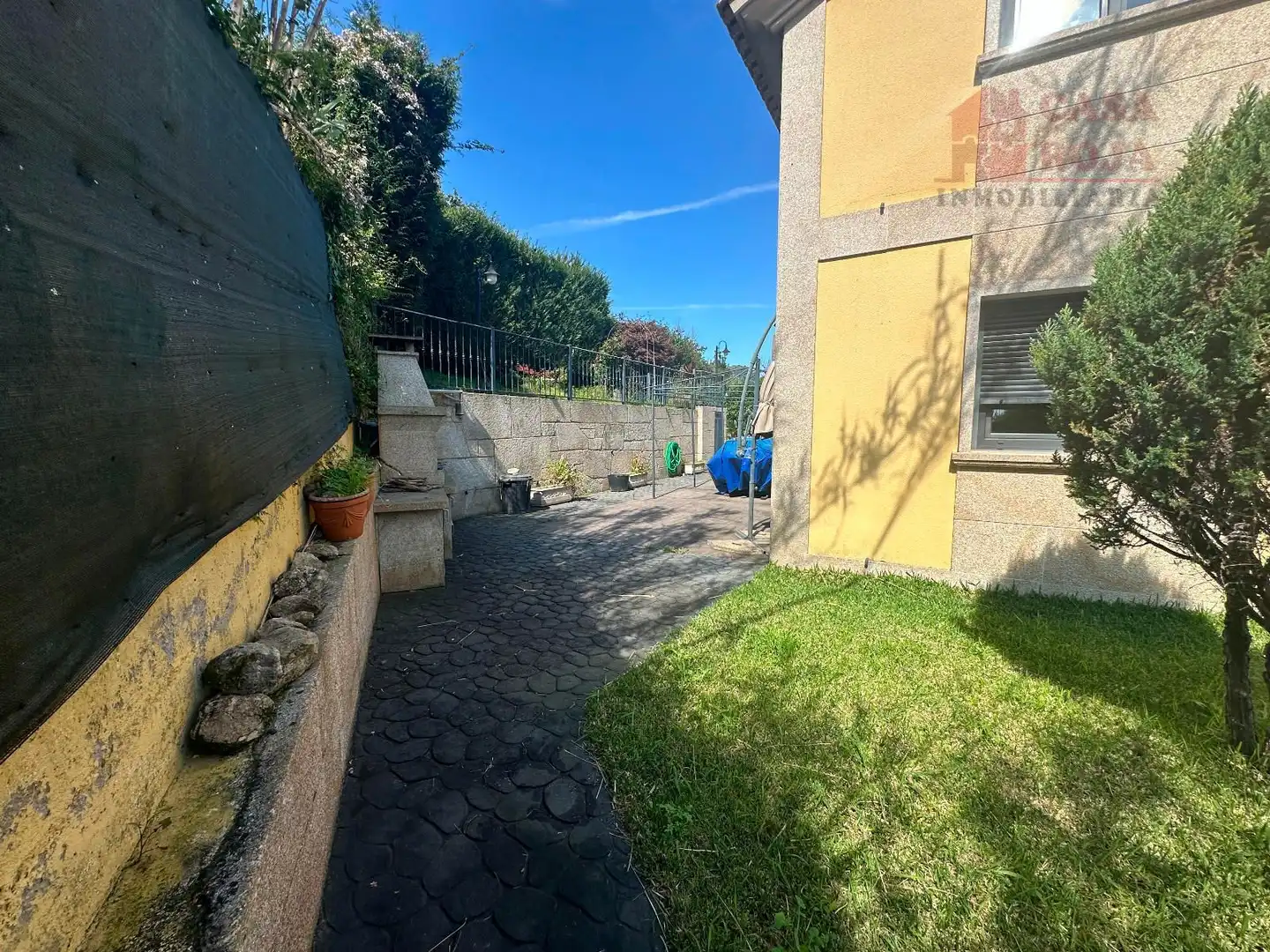Vista exterior de Casa o xalet en venda en Cangas  amb Calefacció, Terrassa i Traster