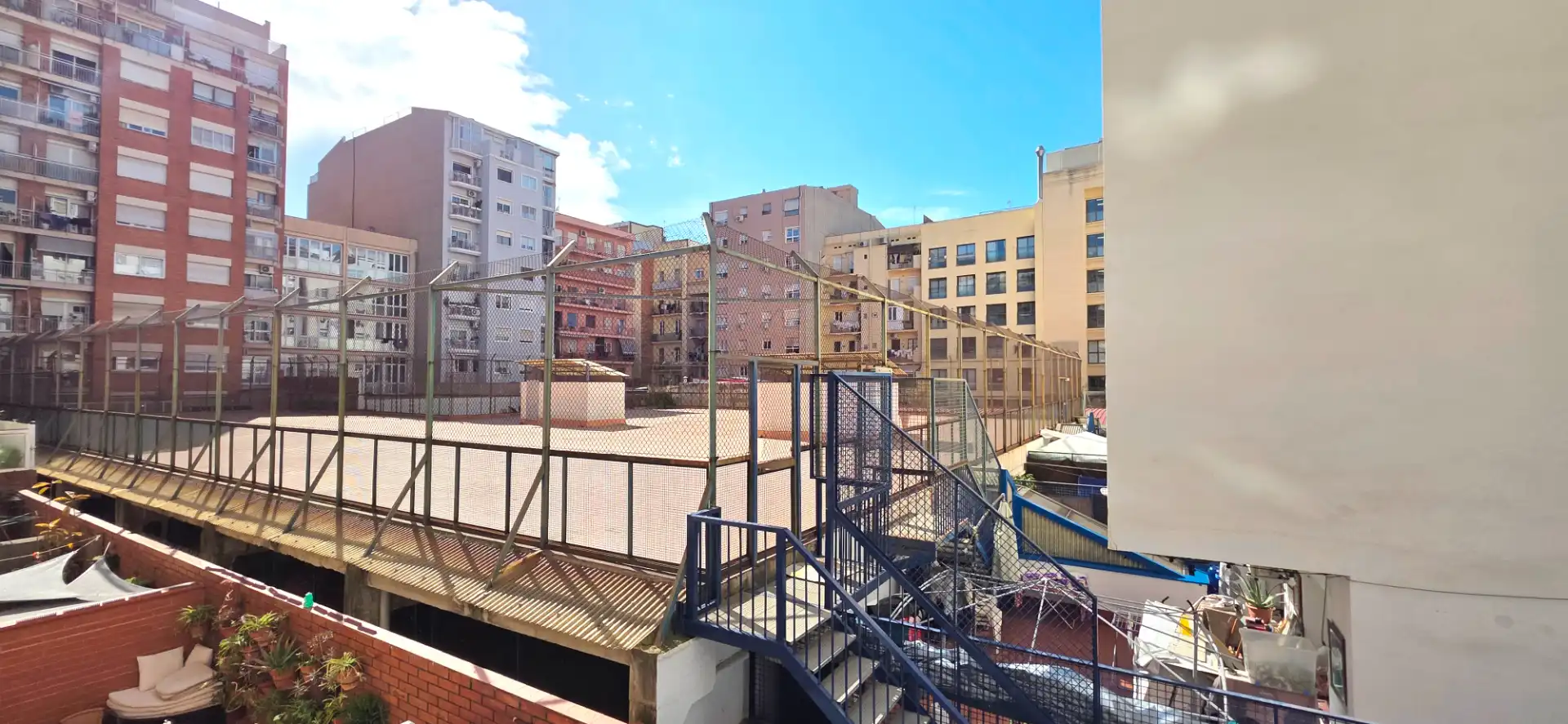 Außenansicht von Wohnung zum Verkauf in Barcelona mit Ofen, Balkon und Alarm