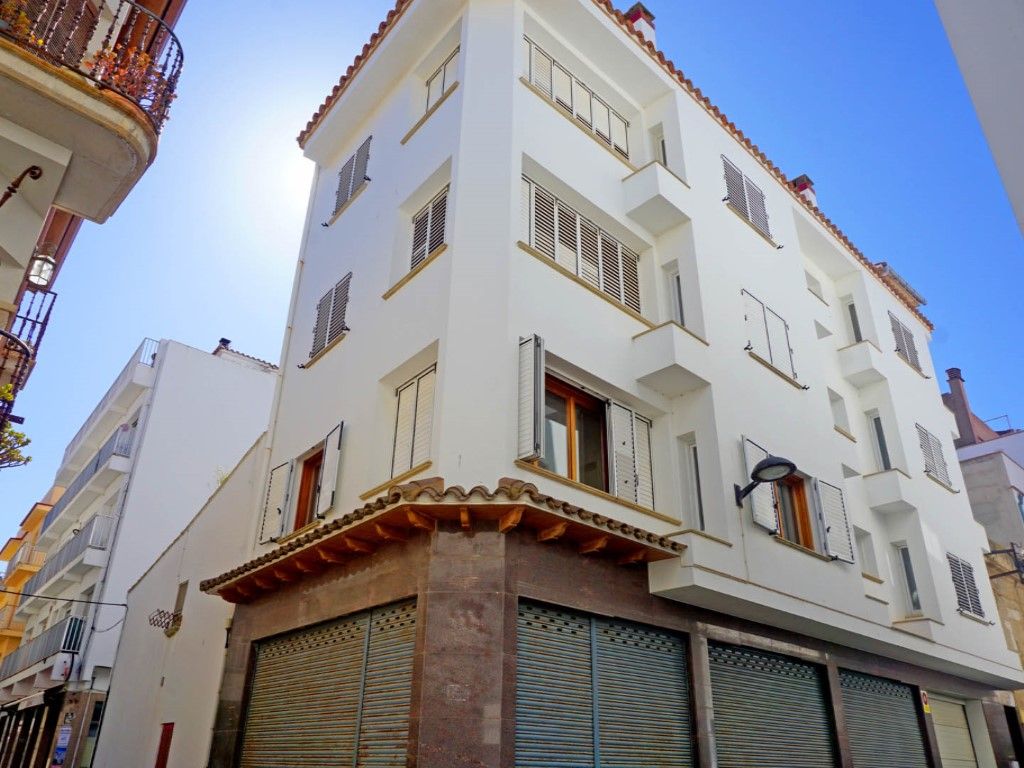 Vista exterior de Edifici en venda en L'Escala