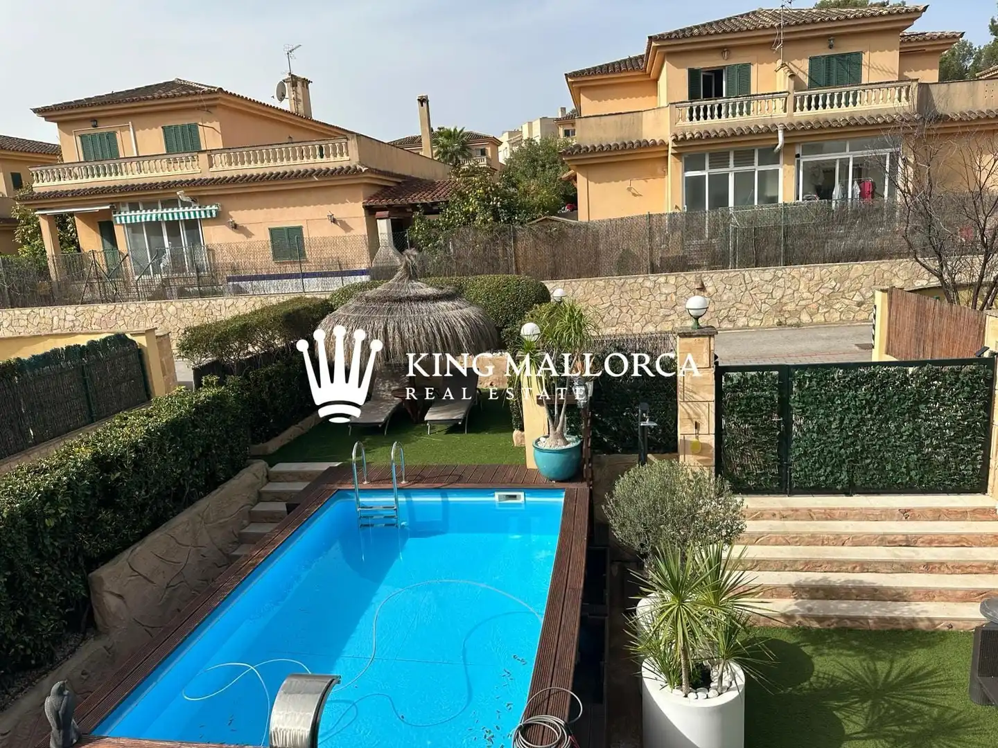 Außenansicht von Einfamilien-Reihenhaus zur Miete in Calvià mit Klimaanlage, Privatgarten und Terrasse