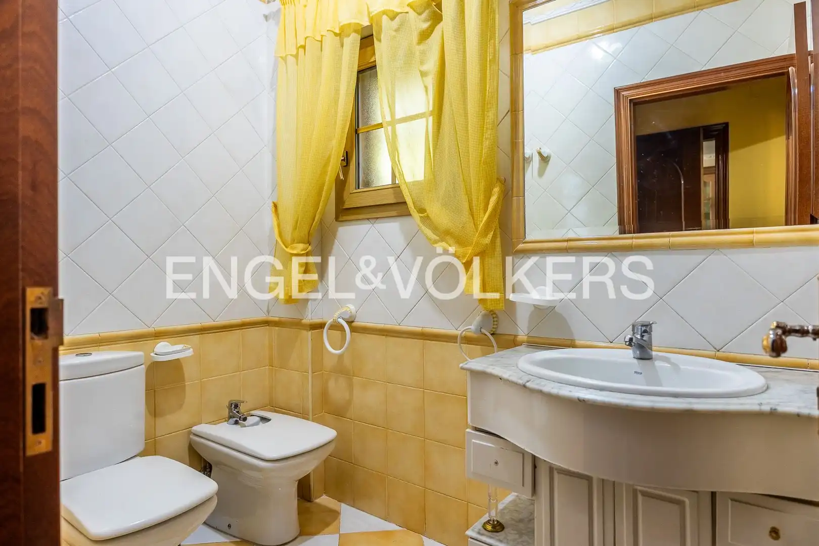 Bathroom of Houses for sale in Sevilla  with Air Conditioner, Heating and Private garden