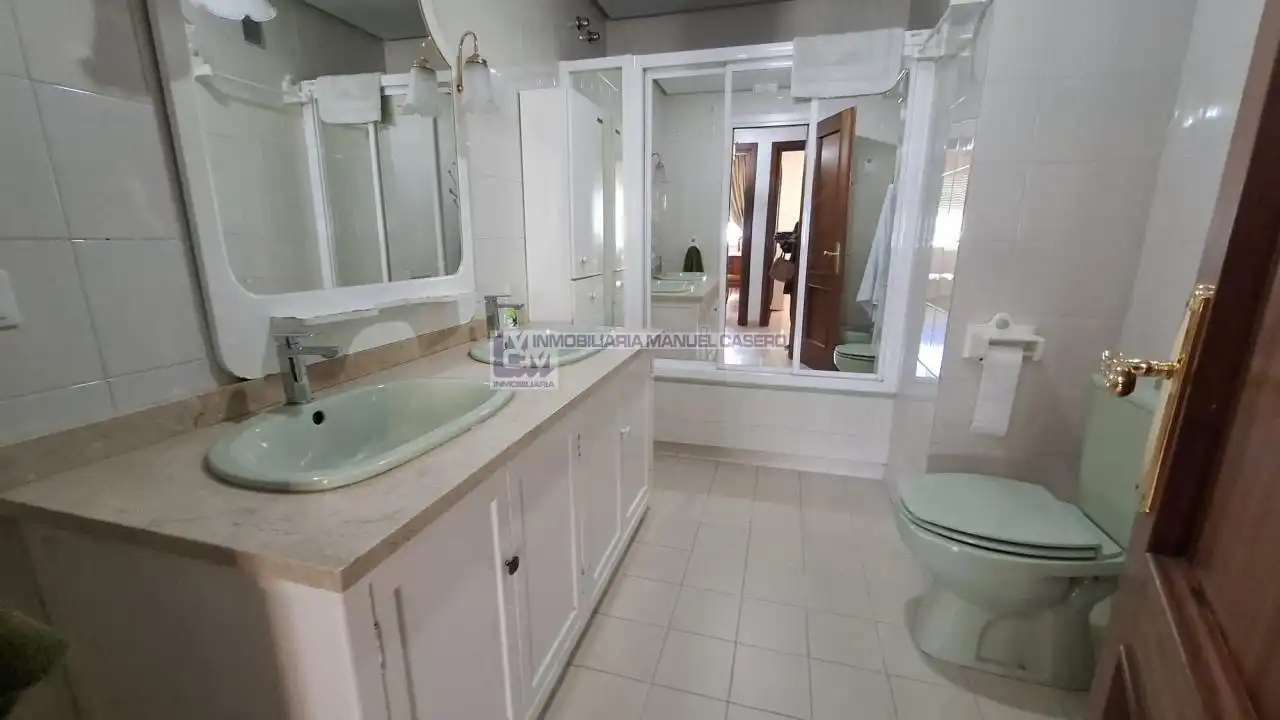 Baño de Piso en venta en Cáceres con Calefacción y Terraza