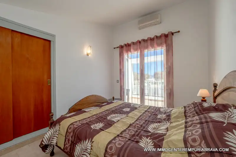 Schlafzimmer von Haus oder Chalet zum Verkauf in Empuriabrava mit Klimaanlage, Heizung und Terrasse