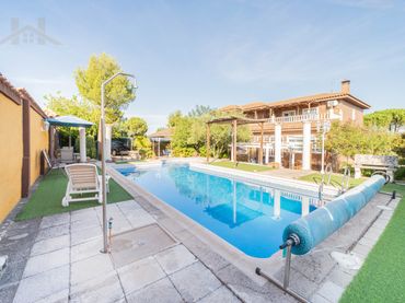 Detached house with balcony for sale in Méntrida