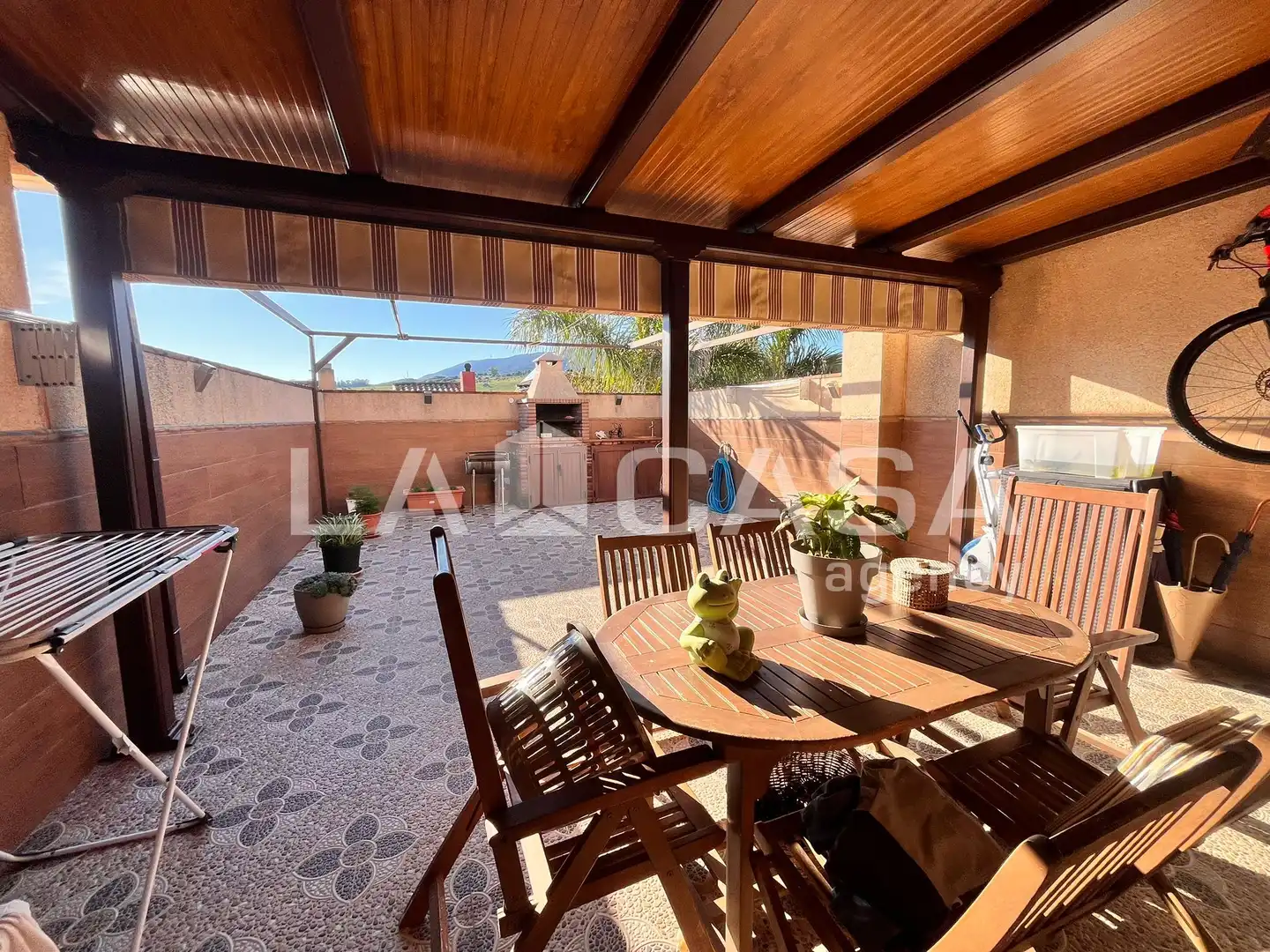 Terrasse von Einfamilien-Reihenhaus zum Verkauf in Algeciras mit Klimaanlage, Abstellraum und Schwimmbad