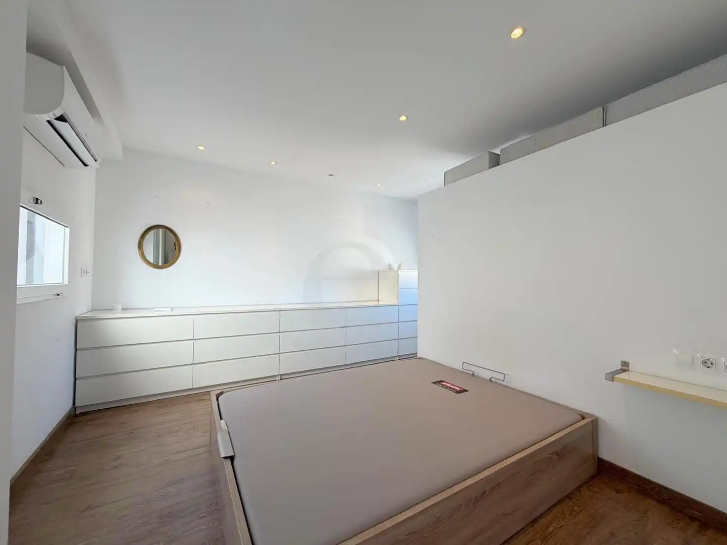 Schlafzimmer von Dachboden zur Miete in Valencia mit Klimaanlage, Terrasse und Möbliert