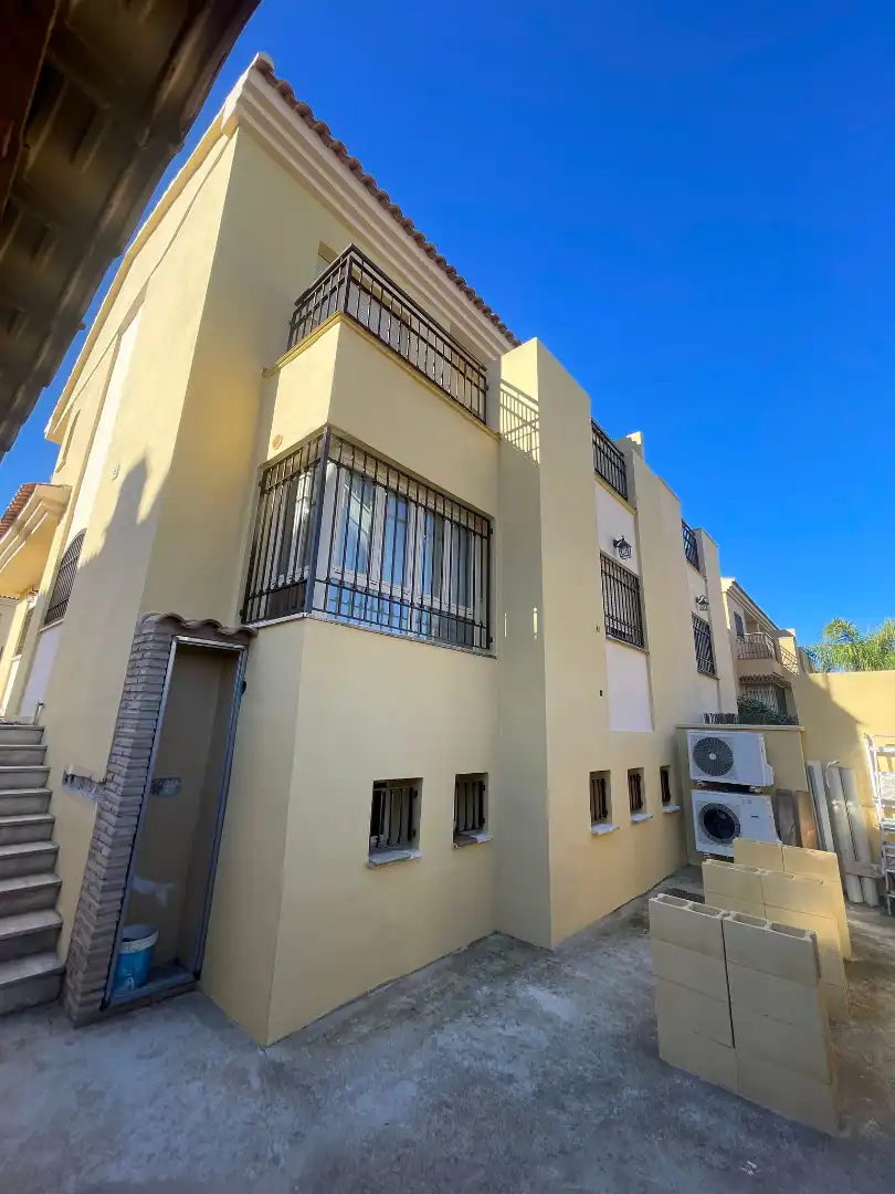 Vista exterior de Casa adosada en venda en Alhaurín de la Torre amb Aire condicionat, Jardí privat i Terrassa
