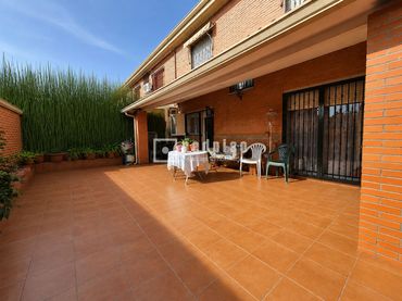 Villa con giardino in vendita a Sector 3