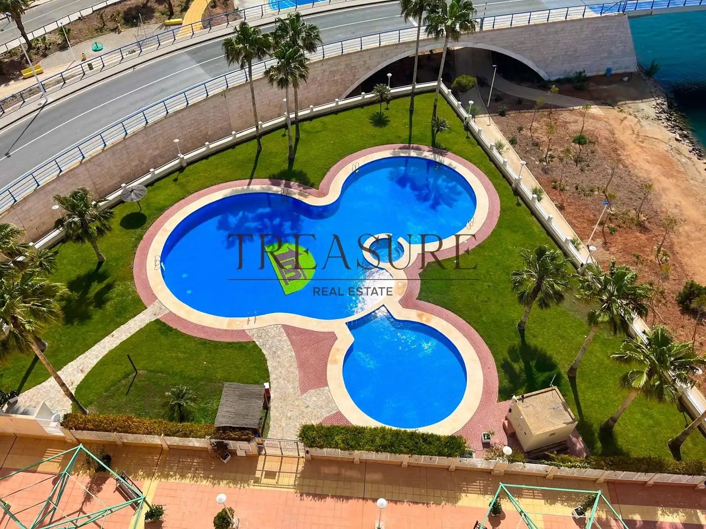 Piscina de Apartament en venda en La Manga del Mar Menor amb Aire condicionat, Terrassa i Moblat
