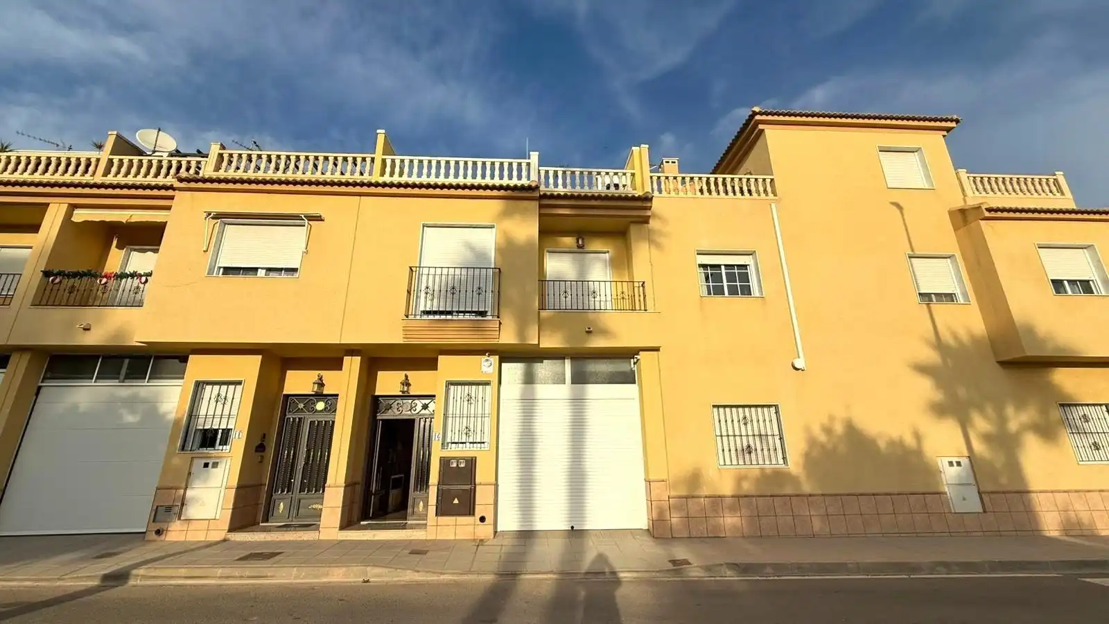 Vista exterior de Casa adosada en venda en Pilar de la Horadada amb Aire condicionat, Terrassa i Balcó