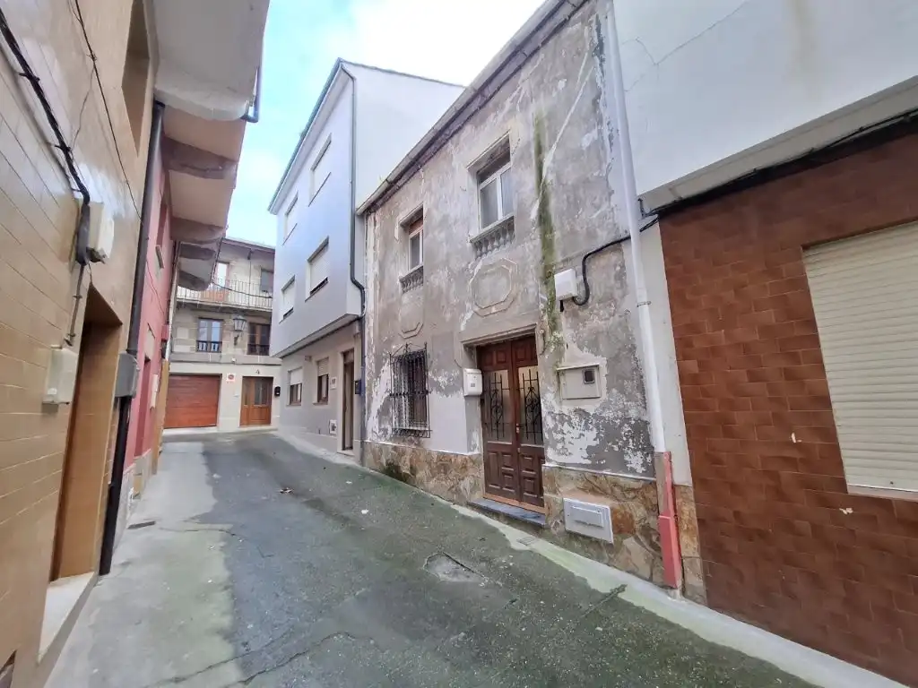 Außenansicht von Einfamilien-Reihenhaus zum Verkauf in Viveiro mit Terrasse, Abstellraum und Möbliert