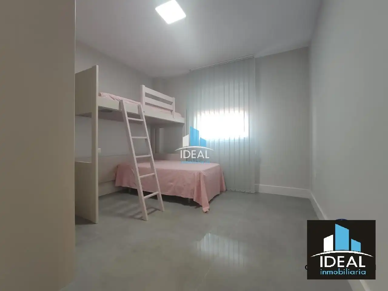 Habitación de Casa adosada en venta en Villanueva de la Serena con Aire acondicionado, Calefacción y Terraza