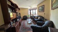Sala d'estar de Pis en venda en León Capital  amb Calefacció i Parquet