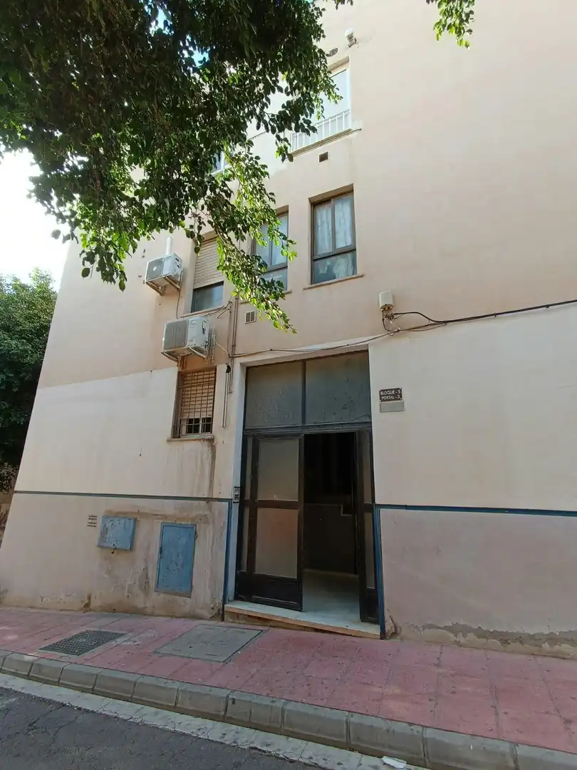 Vista exterior de Estudi en venda en Almería