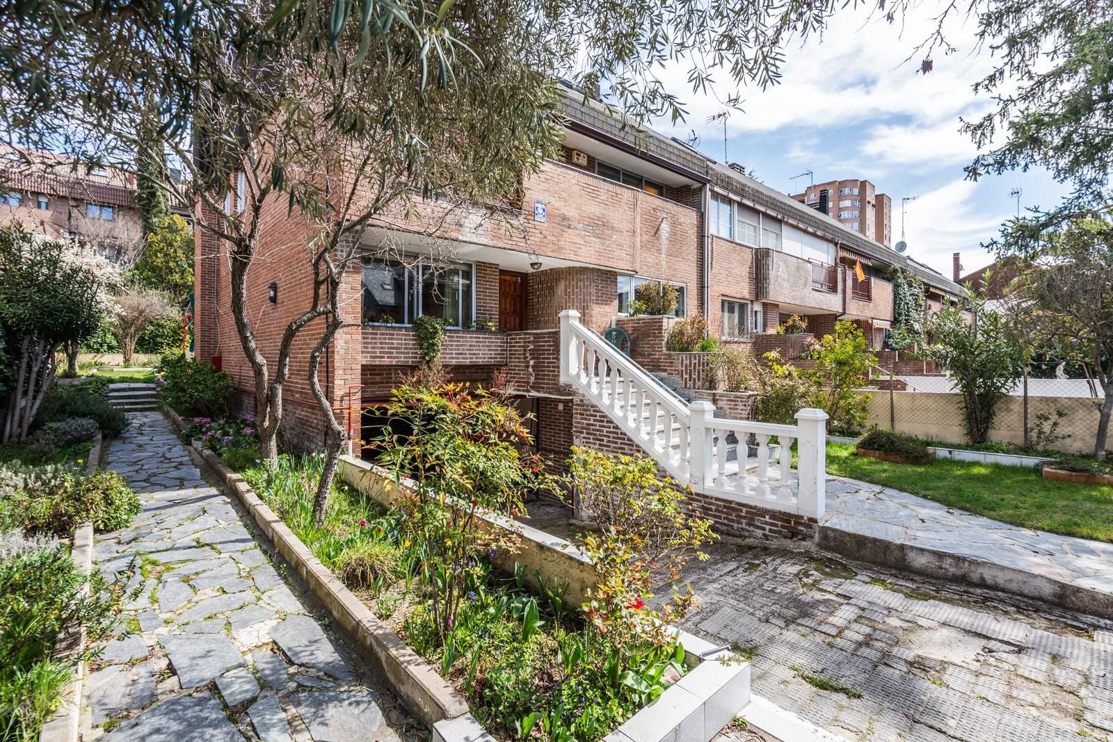 Exterior view of Single-family semi-detached for sale in  Madrid Capital  with Heating, Private garden and Terrace