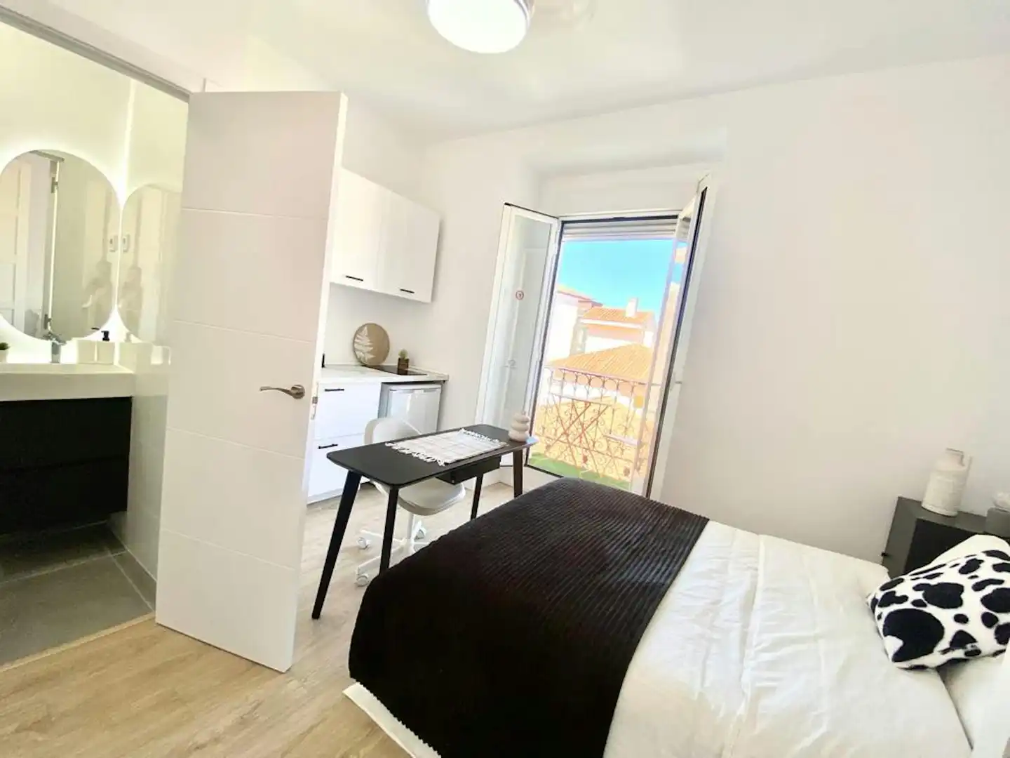 Bedroom of Flat for share in Madrid  with Washing machine