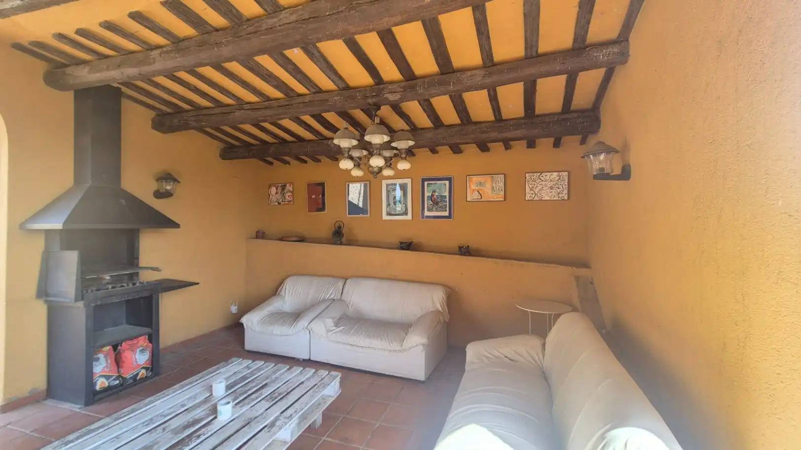 Sala d'estar de Finca rústica en venda en Verges amb Calefacció, Jardí privat i Terrassa