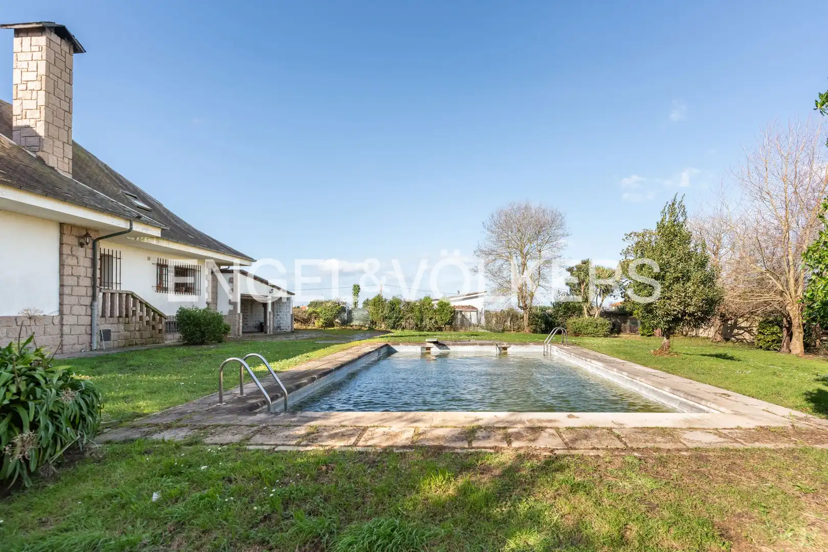 Piscina de Casa o xalet en venda en Gijón  amb Calefacció, Jardí privat i Traster