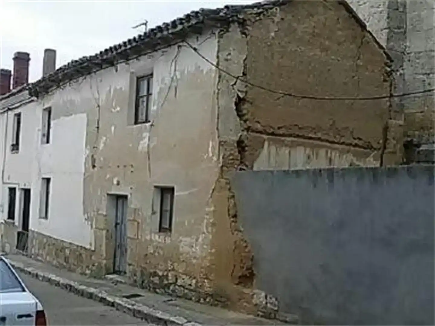 Vista exterior de Casa adosada en venda en Fuentes de Valdepero