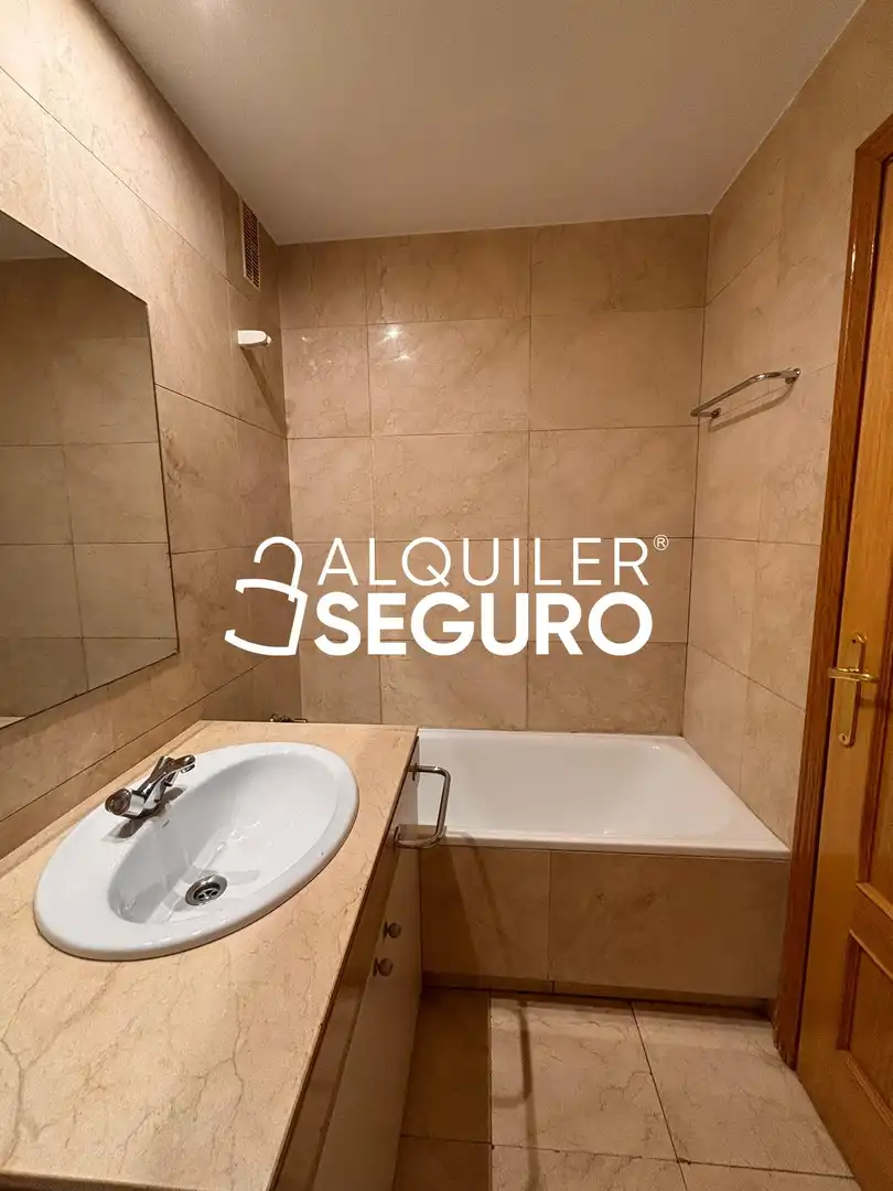 Baño de Piso de alquiler en Madrid con Aire acondicionado y Calefacción